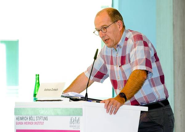 Quelle: Heinrich-Böll-Stiftung, CC BY-SA 2.0 <https://creativecommons.org/licenses/by-sa/2.0>, via Wikimedia Commons, Heinrich-Böll-Stiftung, CC BY-SA 2.0 <https://creativecommons.org/licenses/by-sa/2.0>, via Wikimedia Commons - eingebettet von www.eeb-karlsruhe.de Andreas Zumach