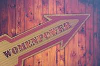 Quelle: geralt by pixabay - eingebettet von www.eeb-karlsruhe.de Schild in Pfeilform mit der Aufschrift Womanpower
